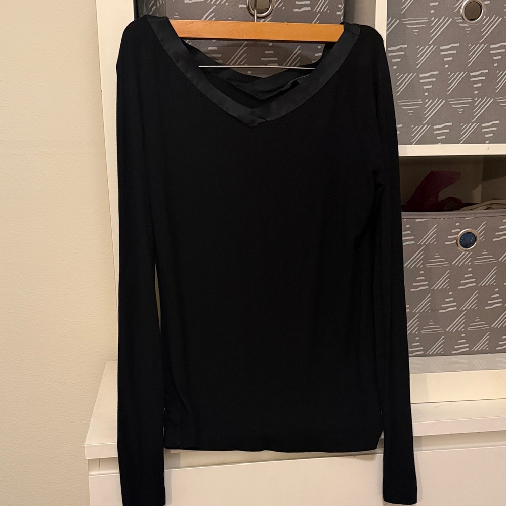 Banana Republic Elegant Black V-Neck Long Sleeve Tee